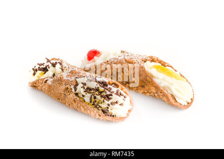 Due cannoli pasticcini. Tradizionale dolce siciliano, riempita con una ricca crema di ricotta arricchita con granella di cioccolato e frutta candita. Foto Stock