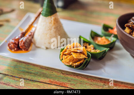 Stile di vita il cibo. Un piatto costituito da riso, pesce fritto con funghi in legno e diversi tipi di salse Foto Stock