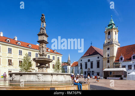 Bratislava il Vecchio Municipio e la Fontana sulla Piazza principale, la Slovacchia Foto Stock