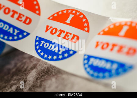 Rotolo di 'ho votato' adesivi circolare su sfondo grigio per le elezioni di novembre negli Stati Uniti. Foto Stock