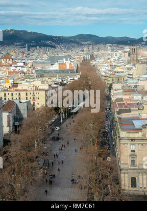 Paesaggio urbano della città di Barcellona con la famosa Las Ramblas street dal monumento di Colombo con persone camminare Foto Stock