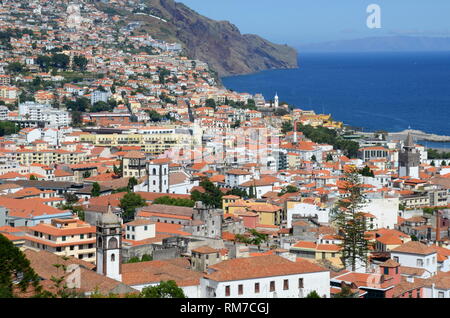 Funchal, la capitale di Madeira, visto dalla rocca do Pico Foto Stock