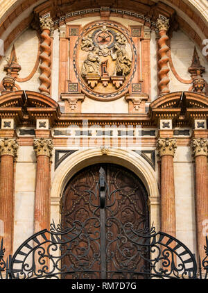 Grand ornati in stile barocco porta Ovest e cancello esterno della Basilica Cattedrale, Malaga, Andalusia, Spagna Foto Stock