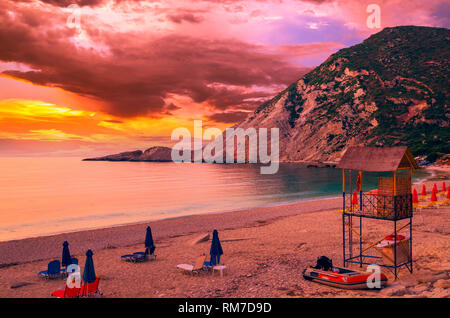 Tramonto sulla spiaggia di Petani, l'isola di Cefalonia in Grecia. Vista della baia di Petani e la bellissima spiaggia, l'isola di Cefalonia in Grecia. Foto Stock