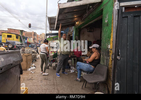 Medellin, Colombia - 26 Luglio 2018: persone nella parte anteriore di un negozio di riparazione Foto Stock