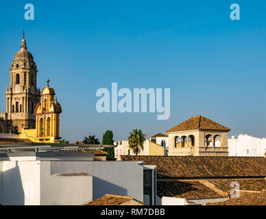 Vista sui tetti della città e il campanile a torre, Basilica Cattedrale, Malaga, Andalusia, Spagna Foto Stock