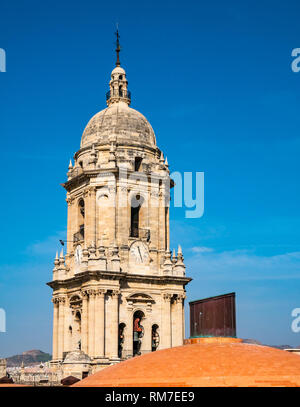 Insolita cupola del tetto in mattoni e la torre campanaria, Basilica Cattedrale, Malaga, Andalusia, Spagna Foto Stock