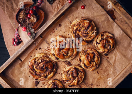 Panini con cioccolato e cannella come torta concetto alimentare. Vista dall'alto. Foto Stock