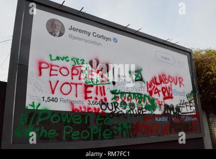 La pagina Twitter di jeremy corbyn su affissioni poster riprodotti da led da asini poster difensori nei pressi di Arsenal Football Ground north LONDON REGNO UNITO Foto Stock