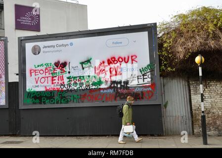 La pagina Twitter di jeremy corbyn su affissioni poster riprodotti da led da asini poster difensori nei pressi di Arsenal Football Ground north LONDON REGNO UNITO Foto Stock