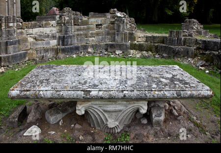 Ële Frankr-de-France Chaalis Abteiruine 67081 Altarmensa im Chor der Abteiruine getragen von einem Knospenkapitell Foto Stock