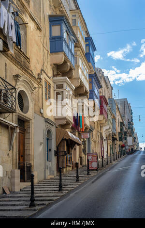 Disegni tradizionali balconi in legno nella valletta di Malta Foto Stock