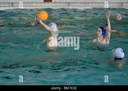 Orenburg, Russia - 4 maggio 2017 anni: i ragazzi giocare in acqua polo presso la città pallanuoto torneo Foto Stock