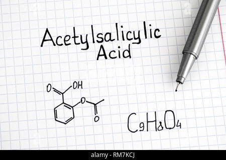 Formula chimica di Acido Acetilsalicilico con la penna. Primo piano. Foto Stock