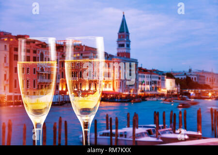 Venezia, Italia canali con bicchieri di champagne Foto Stock