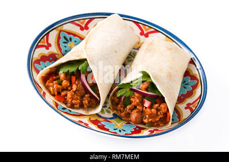 Tipico burrito messicano si avvolge con carne di manzo, frijoles e verdure isolati su sfondo bianco. Foto Stock