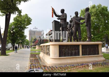 Skopje, Macedonia - Maggio 2017: Repubblica Socialista di Macedonia un monumento nel parco "Donna - Warrior (Zena Buster Park)'. Skopje city centre, in Macedonia. Foto Stock