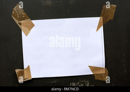 Avviso pubblico mock up carta bianca poster nastrato a una parete Foto Stock