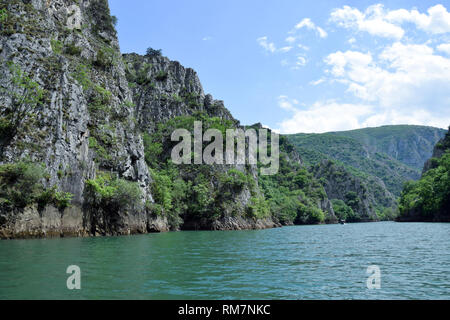 Lago Matka Matka nel canyon. Attrazioni turistiche nelle vicinanze della città di Skopje, in Macedonia. Foto Stock