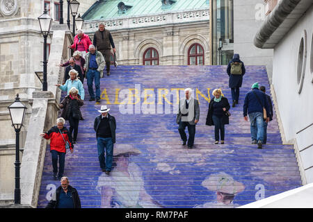 I visitatori del Museo Albertina di Vienna in Austria Foto Stock