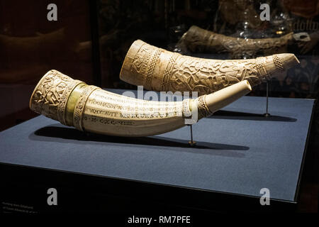 Corni di caccia, avorio degli elefanti scolpito, in mostra al Kunsthistorisches Museum, Museo di storia dell'arte di Vienna, Austria Foto Stock