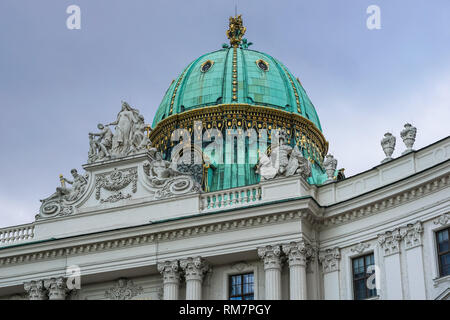 Palazzo di Hofburg di Vienna in Austria. Parte anteriore del San Michele di ala. Foto Stock