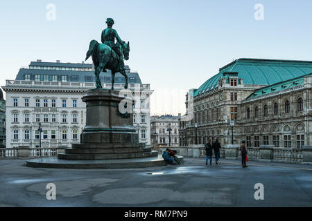 Statua equestre di Arciduca Albrecht accanto al Museo Albertina di Vienna in Austria Foto Stock