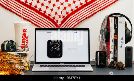 LONDON, Regno Unito - Sep 13, 2018: Creative stanza tavolo con il browser Safari su laptop MacBook Pro vetrina per i computer Apple più recenti del sito web Apple Guarda serie 4 la frequenza cardiaca complicazione Foto Stock