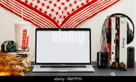 LONDON, Regno Unito - Sep 13, 2018: Creative stanza tavolo con il browser Safari su laptop MacBook Pro vetrina per i computer Apple sito web con bianco pagina blacnk Foto Stock