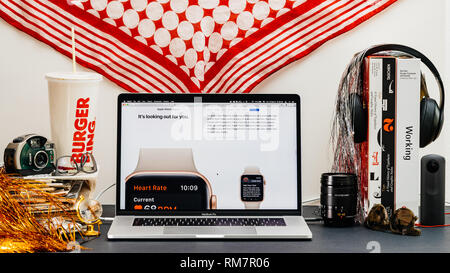 LONDON, Regno Unito - Sep 13, 2018: Creative stanza tavolo con il browser Safari su laptop MacBook Pro vetrina per i computer Apple più recenti del sito web Apple Guarda serie 4 sensore di cuore con ECG Foto Stock