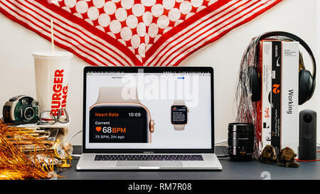 LONDON, Regno Unito - Sep 13, 2018: Creative stanza tavolo con il browser Safari su laptop MacBook Pro vetrina per i computer Apple più recenti del sito web Apple Guarda serie 4 sensore cardiaco cardiologia ecg Foto Stock