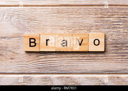 BRAVO parola scritta sul blocco di legno. BRAVO testo sul tavolo in legno per il desing, concetto. Foto Stock