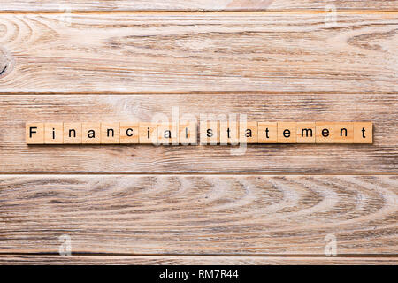 Scheda finanziaria parola scritta sul blocco di legno. Rendiconto finanziario il testo sul tavolo in legno per il desing, concetto. Foto Stock