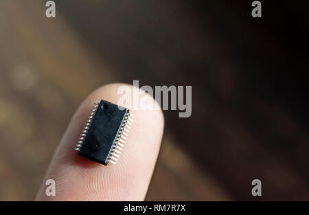 Microchip su un dito, microchip perni corrispondono le linee delle impronte digitali, concetto, bio-elettronica integrata, sistemi di sensori, futuro vivere Foto Stock