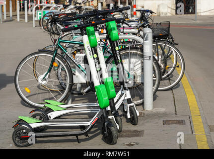 Scooter elettrici in affitto a Vienna, Austria Foto Stock