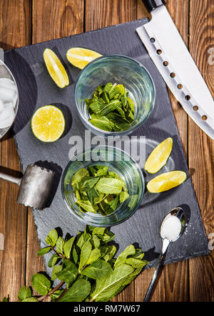 Bicchieri, menta, limone per il Mojito Foto Stock