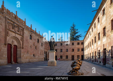 Salamanca, Spagna; Febbraio 2019: sculture dell'artista cinese Xu Hongfei in una fiera in diverse zone franche monumentale di Salamanca Foto Stock