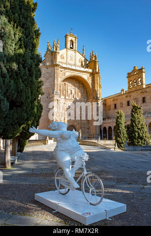 Salamanca, Spagna; Febbraio 2019: sculture dell'artista cinese Xu Hongfei in una fiera in diverse zone franche monumentale di Salamanca Foto Stock