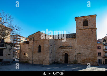 Salamanca, Spagna; Febbraio 2019: vista sulla chiesa di Santo TomÃ¡s Canturiense nella monumentale città di Salamanca Foto Stock