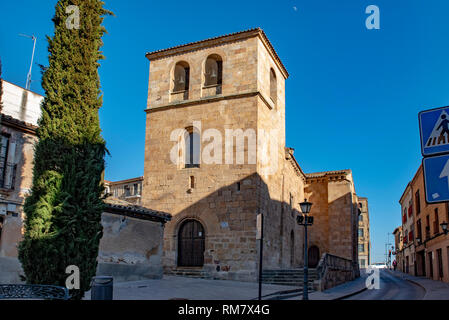 Salamanca, Spagna; Febbraio 2019: vista sulla chiesa di Santo Tomás Canturiense nella monumentale città di Salamanca Foto Stock