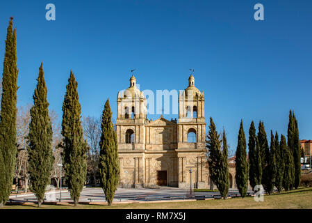 Salamanca, Spagna; Febbraio 2019: Veduta della facciata della chiesa del Arrabal, nella periferia della città monumentale di Salamanca Foto Stock