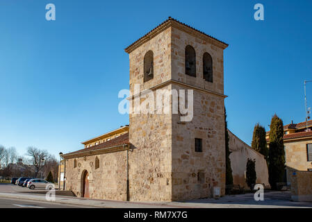 Salamanca, Spagna; Febbraio 2019: vista della vecchia chiesa del Arrabal, nella periferia della città monumentale di Salamanca Foto Stock