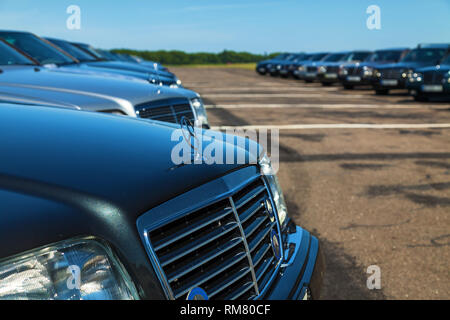 Kiev Ucraina Giugno 02, 2018: Mercedes-Benz di diverse classi e l'anno di rilascio all'aviosuperficie privata Foto Stock