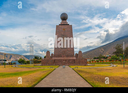 Il monumento alla linea equatoriale chiamato Mitad del Mundo a nord di Quito, Ecuador. Foto Stock