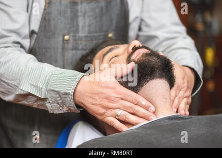 Hair stylist applicare dopo la lozione di rasatura a Barber shop . Foto Stock