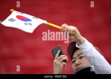 Un ventilatore in onde sorge una Corea del Sud bandiera prima della UEFA Champions League round di 16, la prima gamba corrispondono allo Stadio di Wembley, Londra. Foto Stock