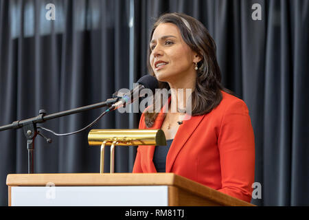 Xi Febbraio, 2019. Congressista Tulsi Gabbard delle Hawaii ha portato la sua campagna presidenziale di Fairfield, Iowa il lunedì. Foto Stock