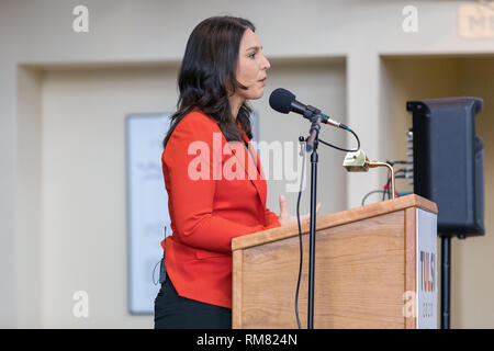 Xi Febbraio, 2019. Congressista Tulsi Gabbard delle Hawaii ha portato la sua campagna presidenziale di Fairfield, Iowa il lunedì. Foto Stock