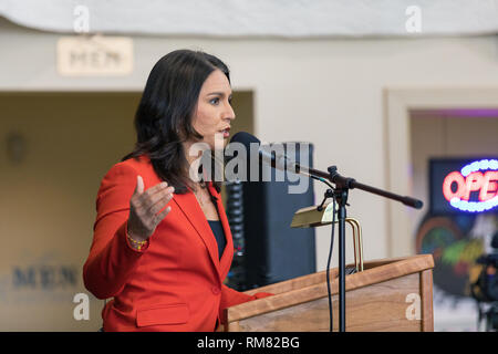 Xi Febbraio, 2019. Congressista Tulsi Gabbard delle Hawaii ha portato la sua campagna presidenziale di Fairfield, Iowa il lunedì. Foto Stock