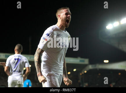 Leeds United's Pontus Jansson punteggio celebra il suo lato del primo obiettivo del gioco durante il cielo di scommessa match del campionato a Elland Road, Leeds. Foto Stock